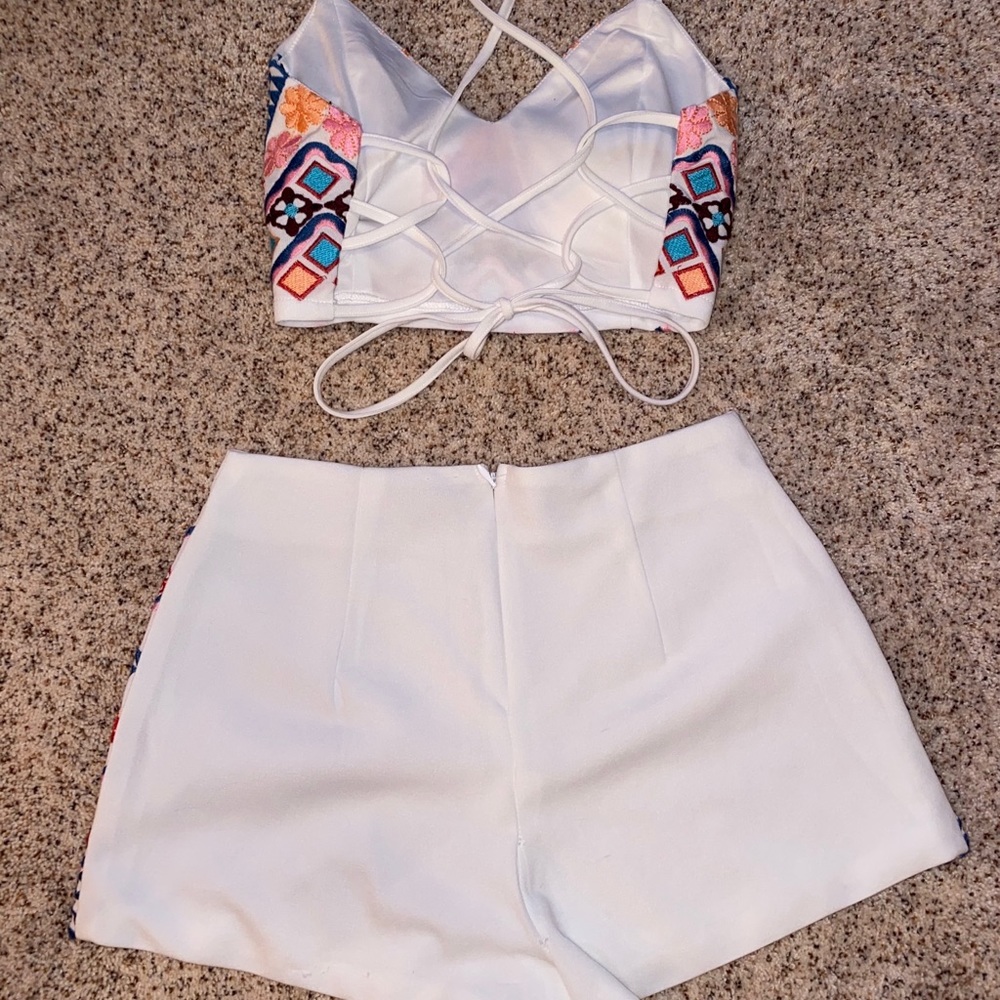 White Patterned Set - image 4